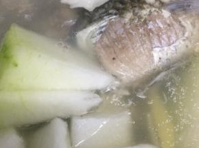 在把冬瓜放入锅中炖煮10分钟
