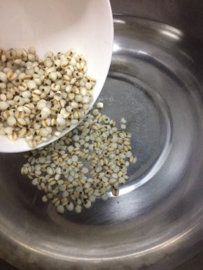 汤锅中加入适量的水，将泡好的薏仁米放入锅中，煮10分钟