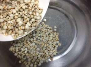 汤锅中加入适量的水，将泡好的薏仁米放入锅中，煮10分钟