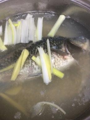 在把大葱和生姜放入锅中，大火烧开，转小火慢煮30分钟