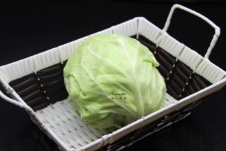 准备新鲜包菜；PS：广东也叫椰菜，要挑选结实的会嫩。