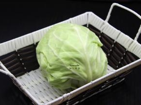 准备新鲜包菜；PS：广东也叫椰菜，要挑选结实的会嫩。