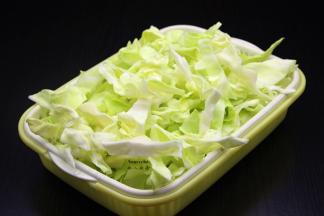 包菜洗净切好，捞出沥干水待用；