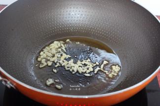 热锅倒油，放入切好的蒜，煸香；