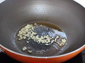 热锅倒油，放入切好的蒜，煸香；
