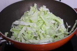 加入包菜，爆炒，中途可以放一点鸡粉；