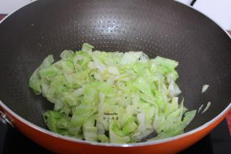 炒熟，放盐炒均；