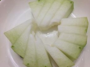 冬瓜洗干净去皮切成块