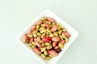 花生和黄豆提前一夜泡透，开始打磨豆浆。