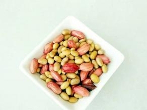 花生和黄豆提前一夜泡透，开始打磨豆浆。