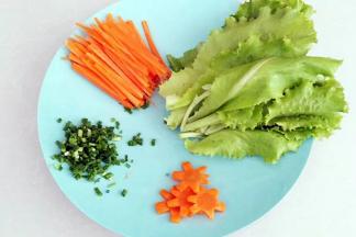 胡萝卜切丝，还有胡萝卜花，生菜洗净，葱切碎。