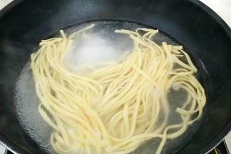 锅中注水大火烧开，放入面条，盐2克煮透，煮好的面条过入凉开水中，冲去粘液。