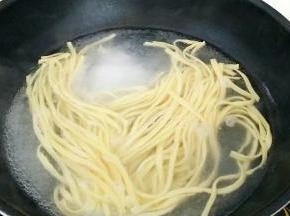 锅中注水大火烧开，放入面条，盐2克煮透，煮好的面条过入凉开水中，冲去粘液。