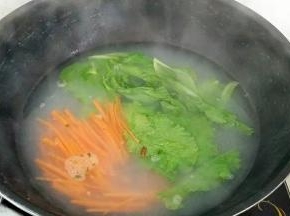 面条捞出，放入胡萝卜和生菜段生。