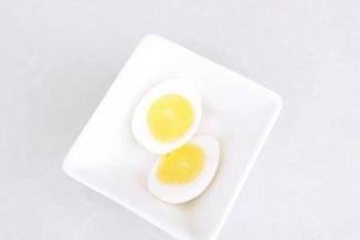 鸡蛋切开。