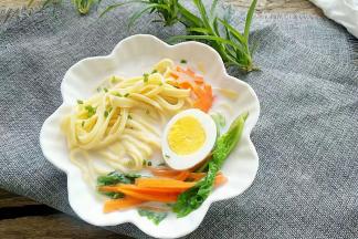 所有的食材过入豆浆中，撒上砂糖即可。