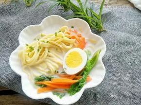 所有的食材过入豆浆中，撒上砂糖即可。