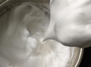 蛋白高速打发至鱼眼 分三次加入糖 至湿性 小弯钩