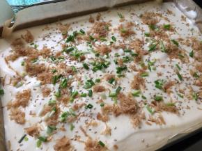 金盘铺油纸 20cm的高度倒下 刮匀 撒上肉松和葱花 芝麻