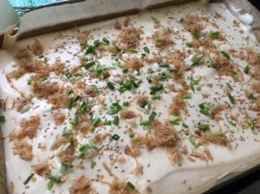 金盘铺油纸 20cm的高度倒下 刮匀 撒上肉松和葱花 芝麻
