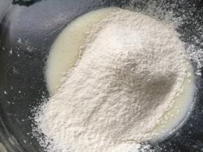 筛入低粉 搅拌至无粉