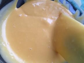 再加入分离出来的蛋黄。蛋白放在无水无油的容器里 