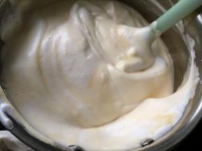 拌入1/3蛋黄糊 拌匀加入剩下的蛋黄糊