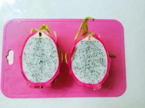 火龙果洗净对切。