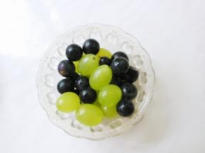 葡萄、提子剪去蒂，清洗干净控水。