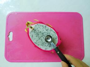 火龙果用挖勺器挖球。