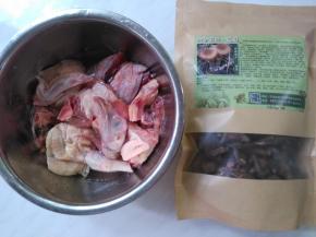 准备食材。鸡剁成小块，取一半备用。