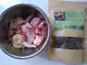 准备食材。鸡剁成小块,取一半备用。