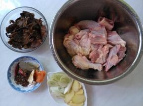 鸡块泡清水中二十多分钟,去除血水,洗净控水备用。
榛蘑泡发后择洗干净。
葱姜切片。
调料备用。