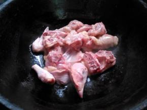 起锅热油，下鸡块煸炒。