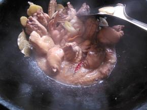 翻炒一会，下料酒、生抽、冰糖翻炒。