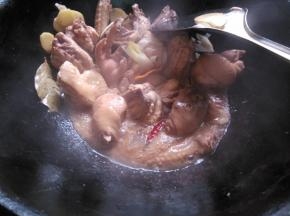 翻炒一会,下料酒、生抽、冰糖翻炒。