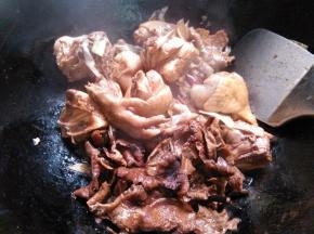 下榛蘑,翻炒。
