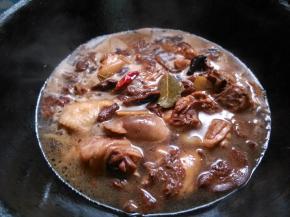 添入没过鸡块的清水，大火烧开后盖上锅盖焖30分钟，最后开盖收浓汤汁。