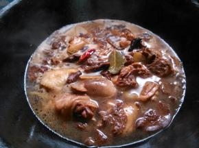 添入没过鸡块的清水,大火烧开后盖上锅盖焖30分钟,最后开盖收浓汤汁。