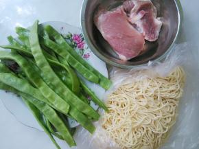 准备食材。扁豆角洗净掐去两头，有筋的摘去筋。嫩豆角没有筋哦。