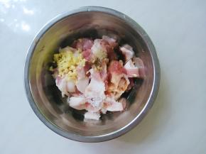 肉切薄片，用腌料拌上，搅拌均匀。