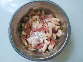 最后用腌料中的油和淀粉味上十分钟。