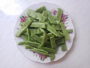 扁豆角用手掰成寸断。