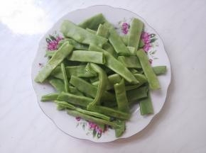 扁豆角用手掰成寸断。
