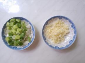 准备葱花、蒜末。