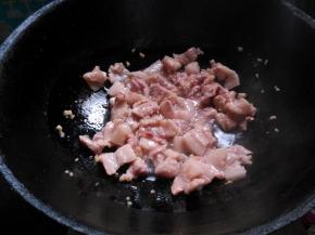 起锅热油，放入腌好的肉片煸炒至变色。