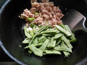 放入扁豆角。
