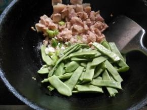 放入扁豆角。