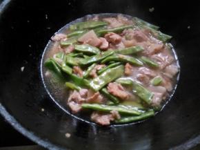 煸炒一会，加入生抽、少许盐，加适量清水至与菜平齐的程度。