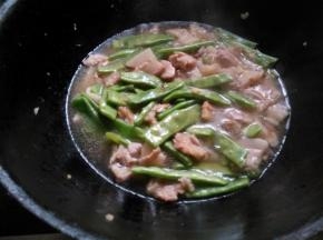 煸炒一会，加入生抽、少许盐，加适量清水至与菜平齐的程度。